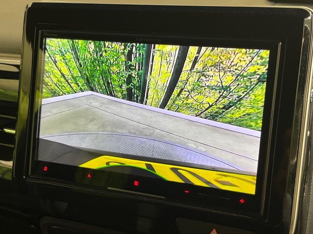 【バックカメラ】駐車時に後方がリアルタイム映像で確認できます。大型商業施設や立体駐車場での駐車時や、夜間のバック時に大活躍！運転スキルに関わらず、今や必須となった装備のひとつです！