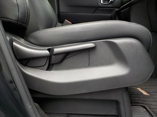 運転席はハイトアジャスター付きですのでシートの高さも調節できますよ！