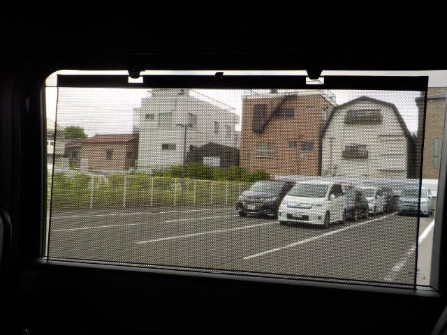 2列目後部座席サンシェード付き。