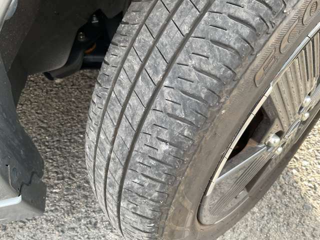 タイヤの溝も沢山残ってます。