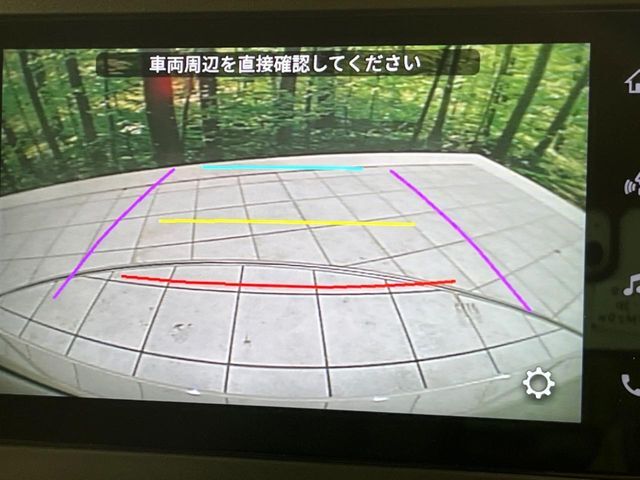 【バックカメラ】駐車時に後方がリアルタイム映像で確認できます。大型商業施設や立体駐車場での駐車時や、夜間のバック時に大活躍！運転スキルに関わらず、今や必須となった装備のひとつです！