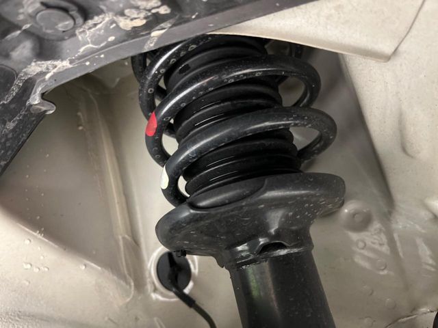 お車を安心してお乗りいただく為には、足回りの定期点検が欠かせません。サービスサポート（有償保証）では無料点検もご提供しており、安心のカーライフをお過ごしいただけるサポート体制が整っています。