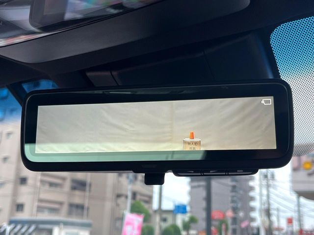 【デジタルインナーミラー】後席の大きな荷物や同乗者で後方が確認しづらい時でも安心！カメラが撮影した車両後方の映像をルームミラー内に表示。クリアな視界で状況の確認が可能です！