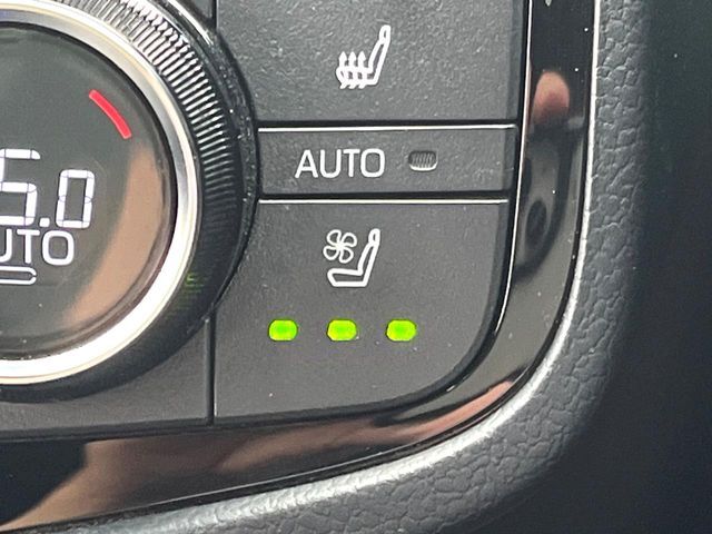 【シートベンチレーション】夏場は涼しい風でお尻や背中の熱やムレを防ぎ、冬はエアコンよりも早く温まってポカポカに！季節を問わず快適に過ごせます。