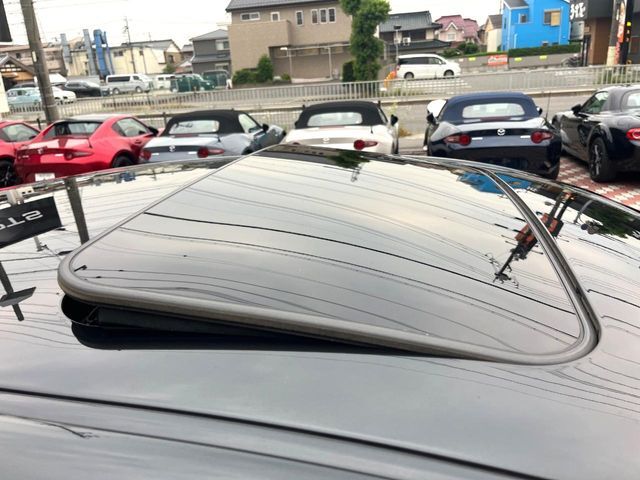 【ムーンルーフ】開放感たっぷりの希少装備、ムーンルーフが装着されています！車内に明かりを取り入れたり景色を楽しむ以外にも、車内の空気も簡単に換気できて快適です！