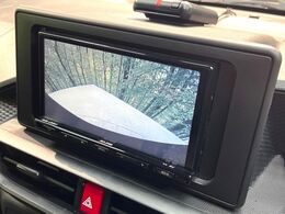 【バックカメラ】駐車時に後方がリアルタイム映像で確認できます。大型商業施設や立体駐車場での駐車時や、夜間のバック時に大活躍！運転スキルに関わらず、今や必須となった装備のひとつです！