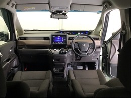 パーキングブレーキはフット式なので運転席と助手席の間はすっきり、移動も楽々です。さっと手が届く位置にセレクトレバーやエアコンスイッチなどがあり操作性に優れています