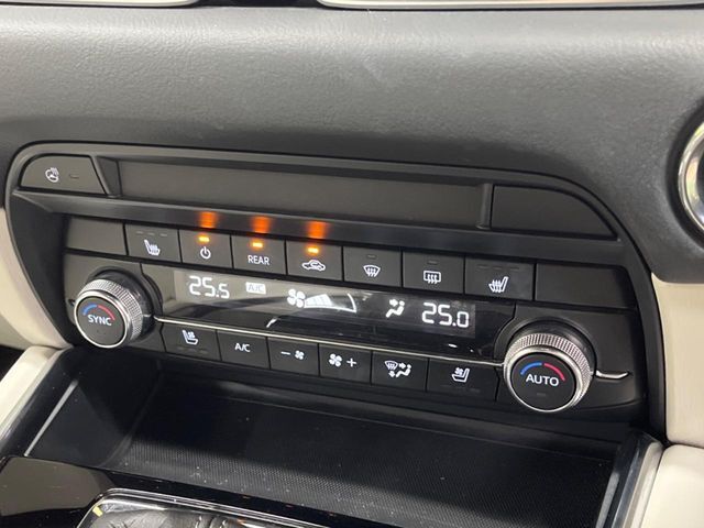 【シートヒーター/シートベンチレーション】運転席、助手席共に調節が可能なシートヒーター/シートエアコンを装備。季節を問わず快適にご使用いただけます。