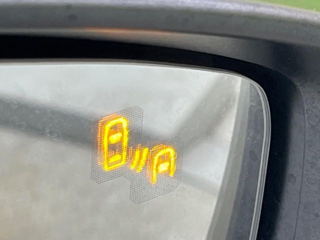 【ブラインドスポットモニタリング】レーダーにより隣車線の車両を検知。車両を検知した側の表示灯が点灯。車両を検知している側に車線変更をしようとした場合、ブザーと表示で危険をお知らせします。