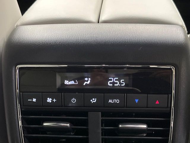 【リアオートエアコン】後席にもオートエアコンを装備。全席で季節を気にせず快適にドライブを楽しめます。