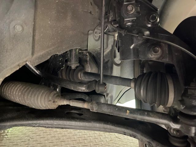 お車を安心してお乗りいただく為には、足回りの定期点検が欠かせません。サービスサポート（有償保証）では無料点検もご提供しており、安心のカーライフをお過ごしいただけるサポート体制が整っています。