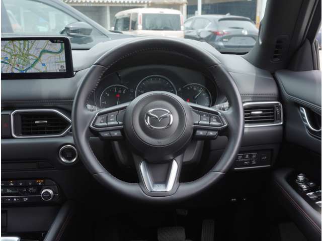 ハンドルも手にしっくり馴染み、握りやすくしっかり車の情報が伝わってきます。
