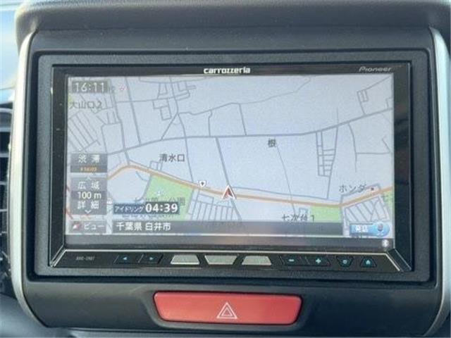 お出掛けに便利なナビ装備です。