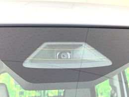 【スズキ　セーフティサポート】走行中に前方の車両等を認識し、衝突しそうな時は警報とブレーキで衝突回避と被害軽減をアシスト。より安全にドライブをお楽しみいただけます。