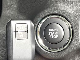 【キーレススタートシステム】カバンやポケットに入れたままでもドアの施錠・解錠が可能なスマートキーを装備。エンジンのオン・オフ時もカギを取り出す必要が無いからとっても便利です♪