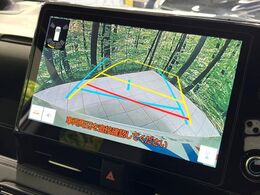 【バックカメラ】駐車時に後方がリアルタイム映像で確認できます。大型商業施設や立体駐車場での駐車時や、夜間のバック時に大活躍！運転スキルに関わらず、今や必須となった装備のひとつです！