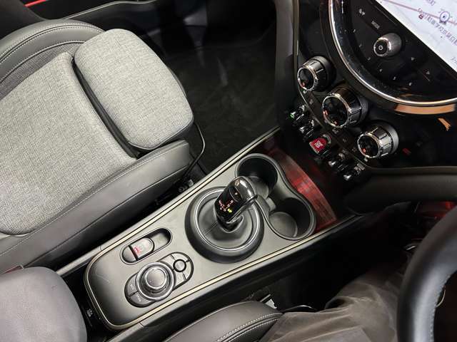 ご遠方の場合でも、下取り車両の金額を概算でお出しすることは可能でございます。車検証をお手元に、走行距離をご確認の上お問い合わせくださいませ。