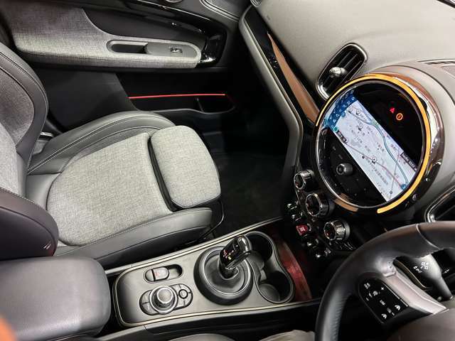 輸入車ディーラー採用のドライブレコーダーも選べます。万が一の事故の際のお守りとしていかがでしょうか？その他様々なオプションをご用意しております。