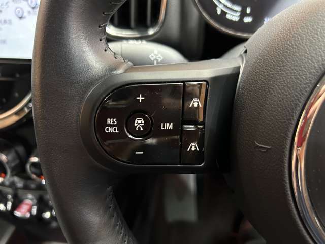 マットブラックにホワイトのLIBERALAのロゴの建物と看板が目印です。