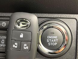 【キーフリーシステム】カバンやポケットに入れたままでもドアの施錠・解錠が可能なスマートキーを装備。エンジンのオン・オフ時もカギを取り出す必要が無いからとっても便利です♪