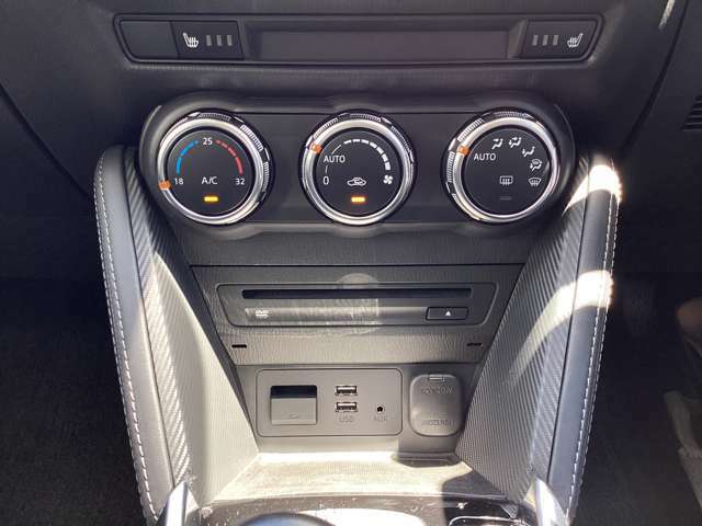 フルオートエアコン・運転席助手席にシートヒーター付き！さらにCD/DVDプレーヤー、USB×2、AUX、電源ソケット付きです！
