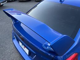 【大型リヤスポイラー】スポーツカーらしさがグッと引き立つ大型リヤスポイラーを装着♪高速走行時のスタビリティ（走行安定性）向上に役立ちます。