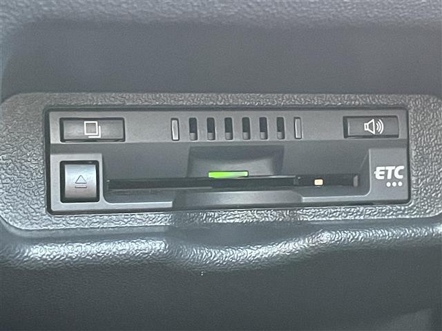 【ETC】有料道路を利用する際に料金所で停止することなく通過できる、ETC車載器（ノンストップ自動料金収受システム機器）が装備されています。セットアップを行うことで利用可能になります。