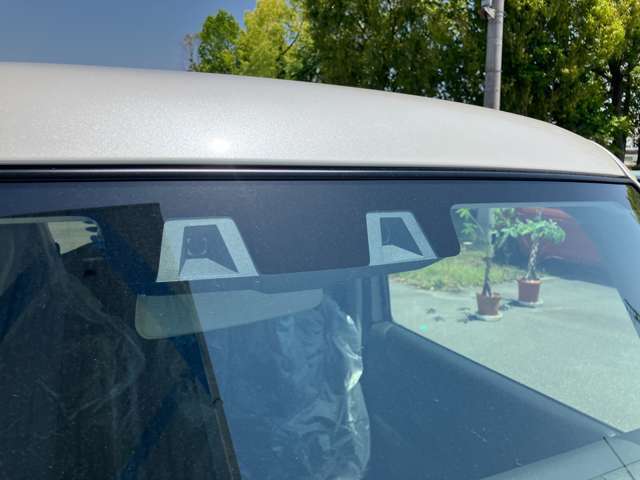 スズキの安全装備【デュアルカメラブレーキサポート】人の目のように2つのカメラから対象の形や距離を捉え、歩行者やクルマを認識☆車線も認識し、さまざまな警報や衝突被害軽減ブレーキをそなえています！！