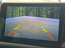 【バックカメラ】駐車時に後方がリアルタイム映像で確認できます。大型商業施設や立体駐車場での駐車時や、夜間のバック時に大活躍！運転スキルに関わらず、今や必須となった装備のひとつです！