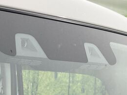 【スズキ　セーフティサポート】走行中に前方の車両等を認識し、衝突しそうな時は警報とブレーキで衝突回避と被害軽減をアシスト。より安全にドライブをお楽しみいただけます。