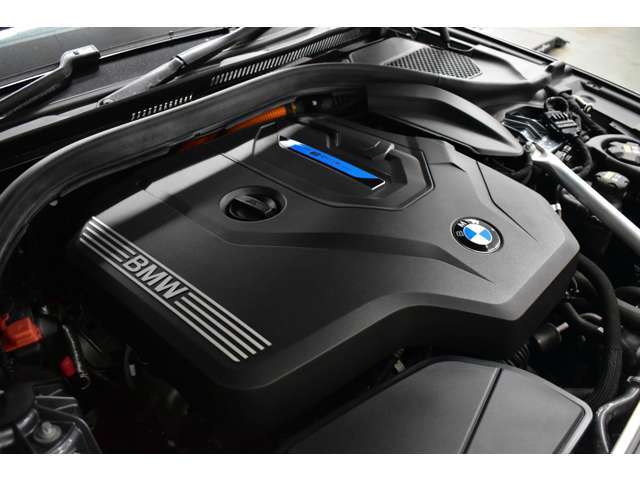 プラグイン・ハイブリッド・モデル、は、直列4気筒BMWツインパワー・ターボ・ガソリン・エンジンと電気モーターの組み合わせでございます。