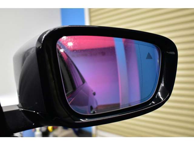 ドライバーから死角になる左右後方の車両や、追い越し車線上を急接近してくる車両を認識してドア・ミラー内側に組み込まれたインジケータを点滅させ、ドライバーに警告します。