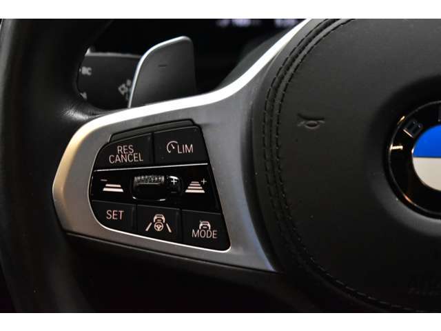 アクティブクルーズコントロールを装備しております。前車追従型のクルーズコントロールです。前車が停止すれば自車も停止し発進までも自動で行います。先進の安全機能が装備されております。