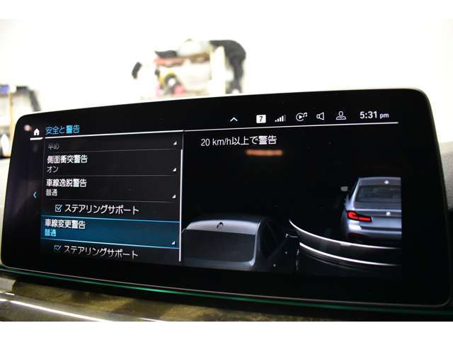 レーンチェンジウォーニング機能付！　ドライビングアシスト機能！安全装備の車線逸脱警告や衝突被害軽減ブレーキ歩行者検知警告機能も備える一台で御座います！