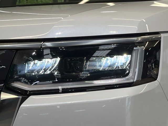 【LEDヘッドライト】悪天候や夜間走行時も良好な視界を確保し安心して運転できる高輝度LEDヘッドライトを装備！点灯速度が早く、消費電力も抑えられています。