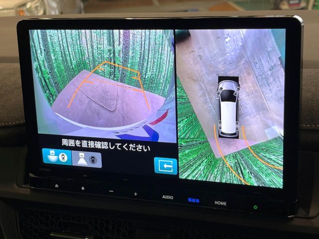 【マルチビューカメラシステム】専用のカメラにより、上から見下ろしたような視点で360度クルマの周囲を確認することができます☆死角部分も確認しやすく、狭い場所での切り返しや駐車もスムーズに行えます。
