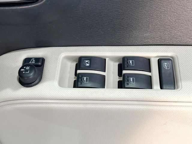 【電動格納ミラー】サイドミラーは電動格納式となっており、狭い駐車場でもキズがつくリスクを抑えられます。