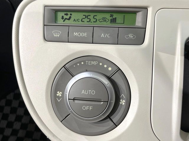 【オートエアコン】一度お好みの温度に設定すれば、車内の温度を検知し風量や温度を自動で調整。暑い…寒い…と何度もスイッチ操作をする必要はありません。快適な車内空間には必須の機能ですね♪