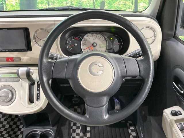 インテリアに合わせたデザインのステアリングは、運転される方のことも考え、運転しやすい形状、大きさです。是非一度、実際に触ってお確かめください。