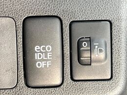 【アイドリングストップ】赤信号や渋滞で停車した際にエンジンを停止し、無駄な燃料の消費を抑えます。燃費向上や環境保護につなげる機能♪エンジンはブレーキを離せば再始動します。