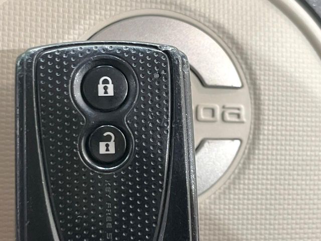 【キーレス】少し離れた場所からでもボタン一つでドアの開錠・施錠ができるのでとっても便利！ドアの鍵穴周りに傷をつけることもありません♪