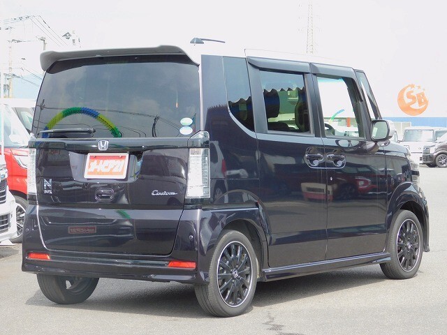 弊社は自動車（新車・中古車)の販売だけではなく、自社整備工場1カ所、鈑金工場2カ所を所有しております。