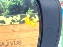 【ブラインドスポットモニター】走行中、ドアミラーの死角になりやすい箇所に後続車が接近するとサイドミラーのレンズに警告を表示！ドライバーに注意喚起をしてくれます。