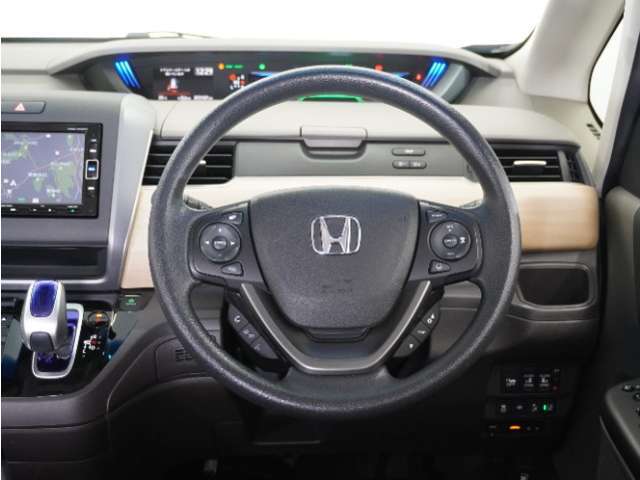 【Honda SENSING】 カメラ等装置で精度の高い検知能力を発揮、安全運転を支援します。ステアリング上のコントローラーに注目！