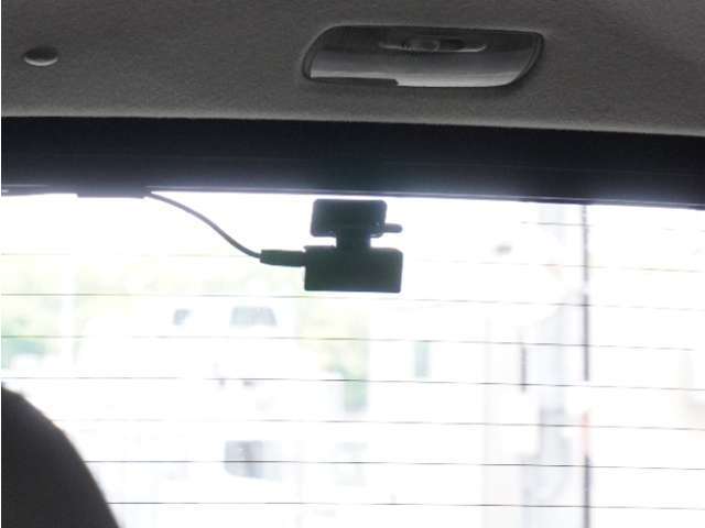 この車にはリアにもドライブレコーダーを装備しております◆映像・音声などを記録する自動車用の装置です。　もしもの事故の際の記録はもちろん、旅行の際の思い出としてドライブの映像を楽しむことができます。
