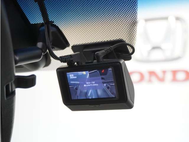 ◆ドライブレコーダー◆映像・音声などを記録する自動車用の装置です。　もしもの事故の際の記録はもちろん、旅行の際の思い出としてドライブの映像を楽しむことができます。