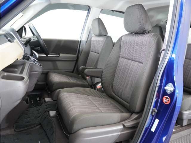 運転席と助手席は足元が繋がっているので自由に行き来しやすいので駐車場が狭いときでも助手席側からスムーズに乗り降りできて便利！