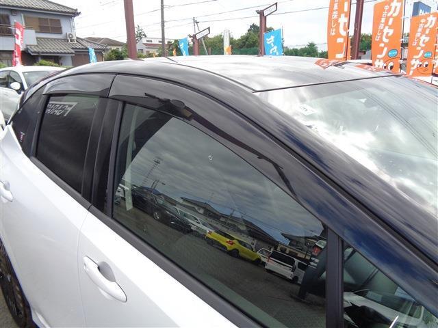 ドアバイザーが付いておりますので雨の日でも外気の取り入れが可能です！あると便利なパーツです！