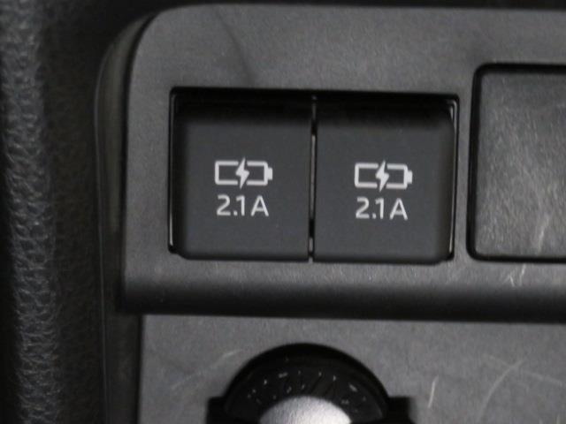 スマートフォン等が充電できるUSB端子が付いてます。