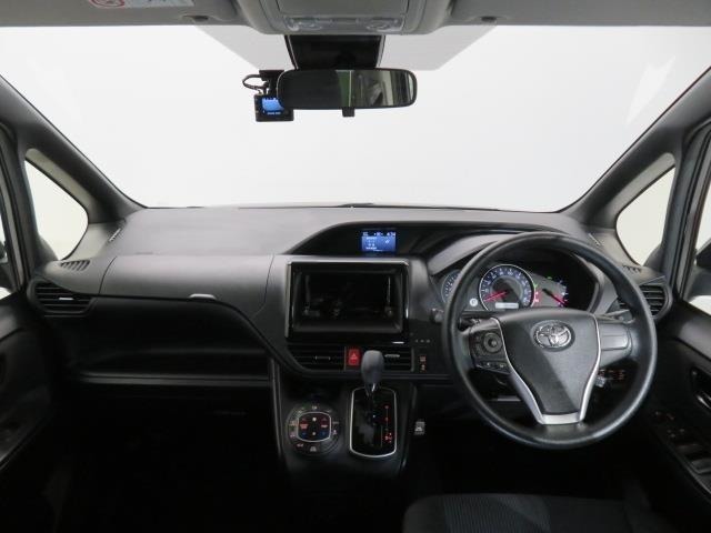 シンプルながら機能性あふれる運転席廻りです。視界性もよく、運転しやすいですよ。